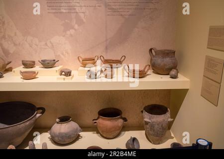 Vasi di argilla e ciotole, gioielli e attrezzi del tardo-finale Neolitico periodo.Museo diacronico di Larissa, Grecia Foto Stock