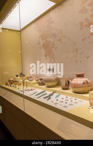 Vasi di argilla e ciotole, gioielli e attrezzi del tardo-finale Neolitico periodo.Museo diacronico di Larissa, Grecia Foto Stock