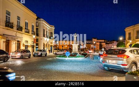 Ronda, Malaga, Spagna, Piazza della città, di notte Street Scenes nel centro storico, auto edifici, luci Foto Stock