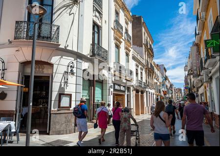 Ronda, Malaga, Spagna, grande folla, gruppi di turisti che visitano Scene di strada nel centro storico, gentrificazione di malaga, turismo Foto Stock