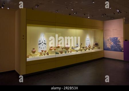 Vasi di argilla e ciotole, gioielli e attrezzi del tardo-finale Neolitico periodo.Museo diacronico di Larissa, Grecia Foto Stock