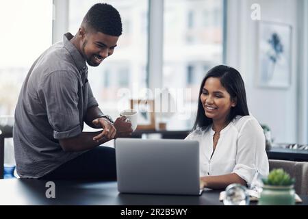 Avere ambizione è il primo passo - agire è il prossimo. due uomini d'affari che lavorano insieme su un notebook in ufficio. Foto Stock