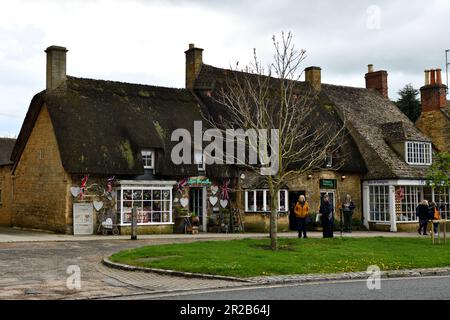 Negozi e visitatori a Broadway Worcestershire Inghilterra uk Foto Stock