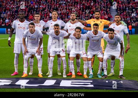 LEVERKUSEN, GERMANIA - MAGGIO 18: Giocatori DI AS Roma, (fila posteriore L-R) Mohamed Camara di AS Roma, Gianluca Mancini DI AS Roma, Nemanja Matic di AS Roma, Bryan Cristante di AS Roma, Rui Patricio DI AS Roma, Lorenzo Pellegrini di AS Roma (prima fila L-R) Andrea Belotti di AS Roma, Leonardo Spinazzola di AS Roma, Edoardo Bove di AS Roma, Zeki Celik di AS Roma, Roger Ibanez di AS Roma durante la semifinale seconda tappa - UEFA Europa League tra Bayer 04 Leverkusen e AS Roma a BayArena il 18 maggio 2023 a Leverkusen, Germania (Foto di Joris Verwijst/Orange Pictures) Foto Stock