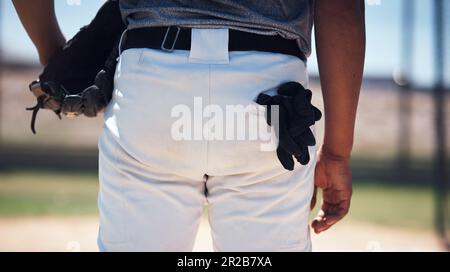 Da vicino e personale con un giocatore di baseball. un uomo in piedi su un campo e in possesso di un mitt da baseball ad una partita. Foto Stock
