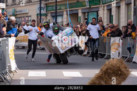 Seconda edizione di una corsa soapbox nel cuore del centro della città di Crépy-en-Valois. Scatola di sapone fatta in casa che precipita lungo il pendio della strada principale. Foto Stock