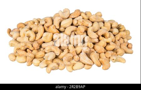 Mucchio di anacardi tostati e salati isolato su fondo bianco. Anacardium occidentale. Primo piano di orche salate. Semi di forma di rene commestibili. Foto Stock