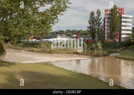 Imola, Italia. Maggio 18th 2023. Formula 1 Qatar Airways Gran Premio Emilia Romagna all'Autodromo Enzo e Dino Ferrari, Italia annullata a causa dell'alluvione in Emilia-Romagna. Foto: Fiume Santerno all'ingresso della pista di gara © Piotr Zajac/Alamy Live News Foto Stock