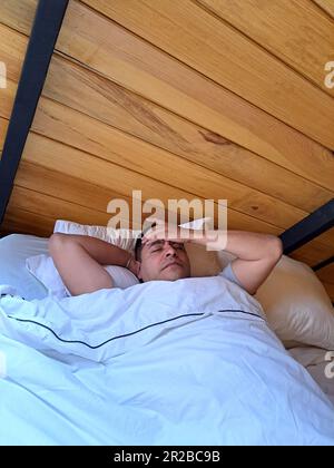 L'uomo latino adulto dalla pelle scura nei suoi anni Quaranta soffre di insonnia, depressione frequente e disturbo ansioso del sonno Foto Stock