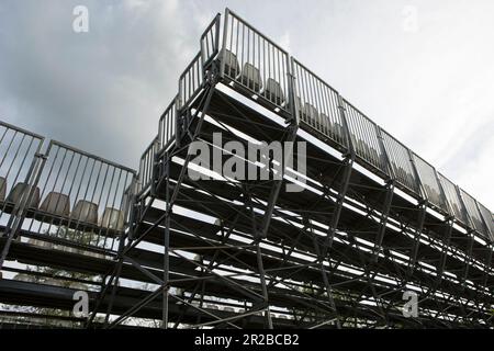 Imola, Italia. Maggio 18th 2023. Formula 1 Qatar Airways Gran Premio Emilia Romagna all'Autodromo Enzo e Dino Ferrari, Italia annullata a causa dell'alluvione in Emilia-Romagna. Foto: Posti vuoti per gli spettatori © Piotr Zajac/Alamy Live News Foto Stock