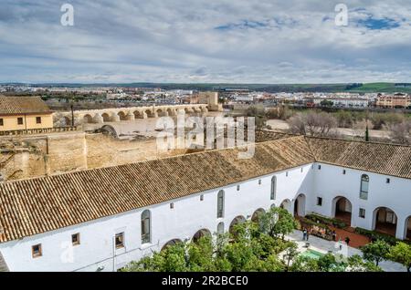 CORDOBA, SPAGNA - 16 FEBBRAIO 2014: Vista aerea del cortile dei Moriscos (noto anche come il cortile Mudejar) situato all'interno dell'Alcazar de l Foto Stock