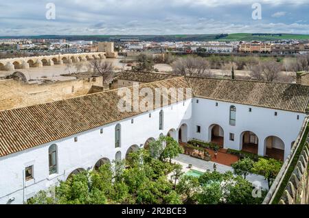 CORDOBA, SPAGNA - 16 FEBBRAIO 2014: Vista aerea del cortile dei Moriscos (noto anche come il cortile Mudejar) situato all'interno dell'Alcazar de l Foto Stock