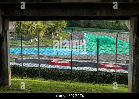 Imola, Italia. Maggio 18th 2023. Formula 1 Qatar Airways Gran Premio Emilia Romagna all'Autodromo Enzo e Dino Ferrari, Italia annullata a causa dell'alluvione in Emilia-Romagna. Nella foto: Pista vuota © Piotr Zajac/Alamy Live News Foto Stock