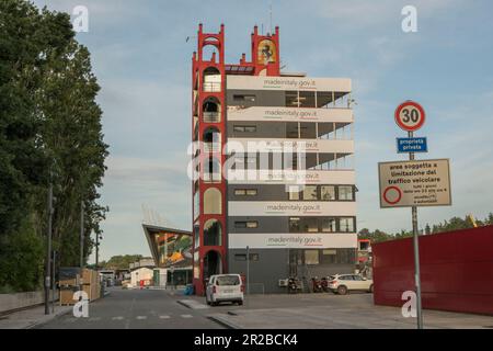 Imola, Italia. Maggio 18th 2023. Formula 1 Qatar Airways Gran Premio Emilia Romagna all'Autodromo Enzo e Dino Ferrari, Italia annullata a causa dell'alluvione in Emilia-Romagna. Foto: Ingresso al paddock © Piotr Zajac/Alamy Live News Foto Stock