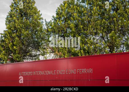 Imola, Italia. Maggio 18th 2023. Formula 1 Qatar Airways Gran Premio Emilia Romagna all'Autodromo Enzo e Dino Ferrari, Italia annullata a causa dell'alluvione in Emilia-Romagna. Foto: Ingresso all'Autodromo Internazionale Enzo e Dino Ferrari © Piotr Zajac/Alamy Live News Foto Stock