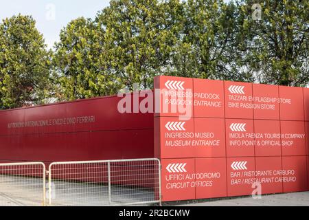 Imola, Italia. Maggio 18th 2023. Formula 1 Qatar Airways Gran Premio Emilia Romagna all'Autodromo Enzo e Dino Ferrari, Italia annullata a causa dell'alluvione in Emilia-Romagna. Foto: Ingresso all'Autodromo Internazionale Enzo e Dino Ferrari © Piotr Zajac/Alamy Live News Foto Stock