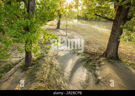 Imola, Italia. Maggio 18th 2023. Formula 1 Qatar Airways Gran Premio Emilia Romagna all'Autodromo Enzo e Dino Ferrari, Italia annullata a causa dell'alluvione in Emilia-Romagna. Foto: Fiume Santerno all'ingresso della pista di gara © Piotr Zajac/Alamy Live News Foto Stock