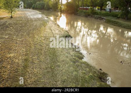 Imola, Italia. Maggio 18th 2023. Formula 1 Qatar Airways Gran Premio Emilia Romagna all'Autodromo Enzo e Dino Ferrari, Italia annullata a causa dell'alluvione in Emilia-Romagna. Foto: Fiume Santerno all'ingresso della pista di gara © Piotr Zajac/Alamy Live News Foto Stock