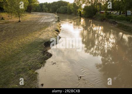 Imola, Italia. Maggio 18th 2023. Formula 1 Qatar Airways Gran Premio Emilia Romagna all'Autodromo Enzo e Dino Ferrari, Italia annullata a causa dell'alluvione in Emilia-Romagna. Foto: Fiume Santerno all'ingresso della pista di gara © Piotr Zajac/Alamy Live News Foto Stock