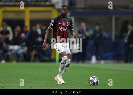 Milano, Italia, 16th maggio 2023. Fipayo Tomori dell'AC Milan durante la partita della UEFA Champions League a Giuseppe Meazza, Milano. L'immagine di credito dovrebbe essere: Jonathan Moskrop / Sportimage Foto Stock