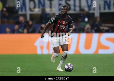 Milano, Italia, 16th maggio 2023. Fipayo Tomori dell'AC Milan durante la partita della UEFA Champions League a Giuseppe Meazza, Milano. L'immagine di credito dovrebbe essere: Jonathan Moskrop / Sportimage Foto Stock