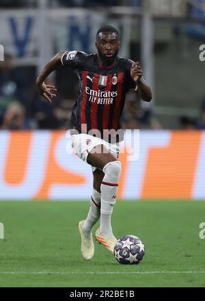 Milano, Italia, 16th maggio 2023. Fipayo Tomori dell'AC Milan durante la partita della UEFA Champions League a Giuseppe Meazza, Milano. L'immagine di credito dovrebbe essere: Jonathan Moskrop / Sportimage Foto Stock