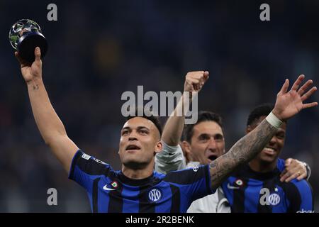 Milano, Italia, 16th maggio 2023. Lautaro Martinez del FC Internazionale festeggia dopo il fischio finale della partita UEFA Champions League a Giuseppe Meazza, Milano. L'immagine di credito dovrebbe essere: Jonathan Moskrop / Sportimage Foto Stock