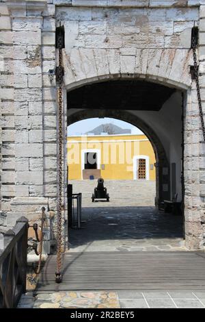 Acapulco, Guerrero, Messico - Apr 28 2023: Fort San Diego è una fortificazione marittima che ha protetto dai pirati, l'indipendenza Foto Stock