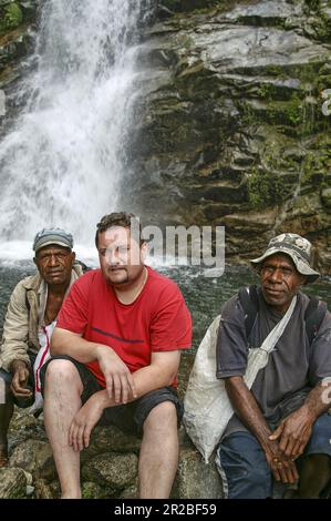 Papua Nuova Guinea Highlands orientali Goroka; turista bianco europeo con guide nelle montagne selvagge di papua; turista mit Führern in den wilden Bergen Foto Stock