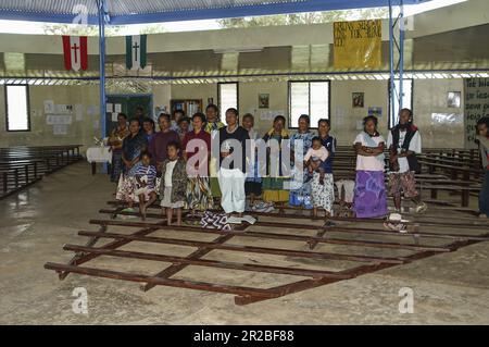 Papua Nuova Guinea; Highlands orientali; Goroka; gruppo di donne Papuane pregano in una chiesa missionaria; Gruppe papuanischer Frauen betet in einer Missionskirche Foto Stock