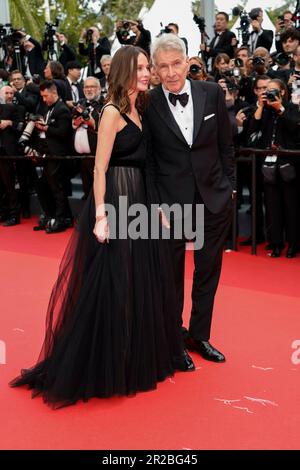 Harrison Ford e Calista Flockhart partecipano all'Indiana Jones e al Dial of Destiny durante il Festival del Cinema di Cannes del 76th al Palais des Festivals di Cannes, in Francia, il 18 maggio 2023. Foto Stock