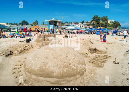 Sculture di sabbia sulla spiaggia di Capitola a Capitola, Santa Cruz, California, USA Foto Stock