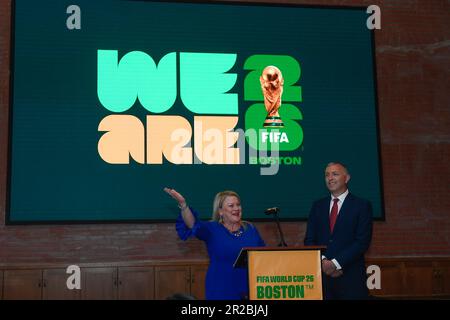 Boston. 18th maggio, 2023. Massachusetts, USA; Martha J. Sheridan, Presidente e CEO, incontra Boston (a sinistra) e Brian Bilello, Presidente di Boston Soccer 2026 e New England Revolution (a destra), si trovano davanti al logo del marchio locale della Coppa del mondo FIFA 2026 per la città di Boston. Credito obbligatorio Eric Canha/CSM/Alamy Live News Foto Stock