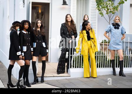 Sydney, Australia. 18th maggio, 2023. I designer Tess MacGraw e Jess MacGraw si mettono in posa con i modelli durante la fiera MACGRAW durante la Afterpay Australian Fashion Week 2023 a Shusha Beauty Paddington il 18 MAGGIO 2023 a Sydney, Australia Foto Stock