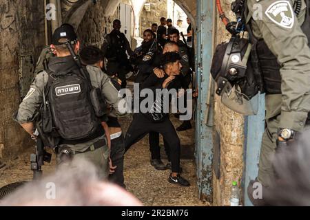 Gerusalemme est, Israele. 18th maggio, 2023. La polizia israeliana impedisce ai palestinesi di entrare nella zona, mentre i fanatici coloni ebrei prendono parte a una marcia di bandiera. La polizia e i residenti di Gerusalemme stanno facendo in modo che i ministri estremisti e i loro sostenitori si radunino il 18 maggio in una marcia annuale che sventola la bandiera per commemorare la cattura di Israele della Città Vecchia. Credit: SOPA Images Limited/Alamy Live News Foto Stock