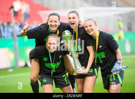 Koeln/Germania. 18th maggio 2023 da sinistra a destra Pauline BREMER (WOB), Joelle WEDEMEYER (WOB), Jule BRAND (WOB), Rebecka BLOMQVIST (WOB) giubilazione con la coppa, DFB Cup Final Women 2023, VfL Wolfsburg (WOB) - SC Freiburg (FR) 4:1, il 18 maggio 2023 a Colonia/Germania. Le normative DFB vietano qualsiasi uso di fotografie come sequenze di immagini e/o quasi-video # Foto Stock