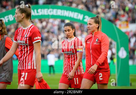 Koeln/Germania. 18th maggio 2023 Colonia, Germania. 18th maggio, 2023. Da sinistra a destra Samantha SEUERWALD (FR), Hasret KAYIKCI (FR), Lisa KARL (FR) deluso dopo la partita, DFB Pokal finale femminile 2023, VfL Wolfsburg (WOB) - SC Freiburg (FR) 4:1, su 18,05. 2023 a Colonia/Germania. Le normative DFB vietano qualsiasi uso di fotografie come sequenze di immagini e/o quasi-video # Credit: dpa/Alamy Live News Foto Stock