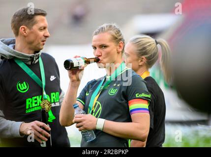 Koeln/Germania. 18th maggio 2023 Colonia, Germania. 18th maggio, 2023. Alexandra POPP (WOB) beve una birra dopo il gioco, DFB Pokal finale femminile 2023, VfL Wolfsburg (WOB) - SC Freiburg (FR) 4: 1, il 18th maggio 2023 a Koeln/Germania # le normative DFB vietano qualsiasi uso di fotografie come sequenze di immagini e/o quasi-video # Credit: dpa/Alamy Live News Foto Stock