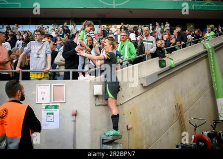 Koeln/Germania. 18th maggio 2023 Alexandra POPP (WOB) è in piedi su un cestino dopo il gioco e sta tenendo una bambina, DFB Pokal finale femminile 2023, VfL Wolfsburg (WOB) - SC Freiburg (FR) 4:1, il 18th maggio 2023 a Koeln/Germania. Le normative DFB vietano qualsiasi uso di fotografie come sequenze di immagini e/o quasi-video # Foto Stock