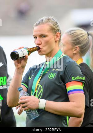 Koeln/Germania. 18th maggio 2023 Colonia, Germania. 18th maggio, 2023. Alexandra POPP (WOB) beve una birra dopo il gioco, DFB Pokal finale femminile 2023, VfL Wolfsburg (WOB) - SC Freiburg (FR) 4: 1, il 18th maggio 2023 a Koeln/Germania # le normative DFB vietano qualsiasi uso di fotografie come sequenze di immagini e/o quasi-video # Credit: dpa/Alamy Live News Foto Stock