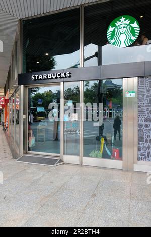 Vista esterna dell'entrata alla caffetteria Starbucks a Taipei, Taiwan; interessi commerciali e investimenti americani all'estero e in Asia. Foto Stock