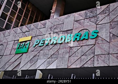 Facciata dell'edificio EDISE della compagnia Petrobras. Logo della compagnia petrolifera Petrobras. Foto Stock