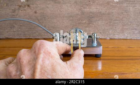 Un codice Morse Paddle Keyer in azione Foto Stock