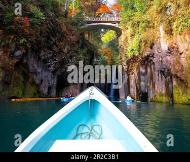 Miyazaki, Giappone - Novembre 24 2022: La gola di Takachiho è uno stretto abisso tagliato attraverso la roccia dal fiume Gokase, molte attività per i turisti come il rowi Foto Stock