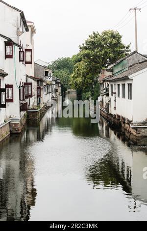 Edifici lungo i corsi d'acqua nella città antica di Suzhou Foto Stock