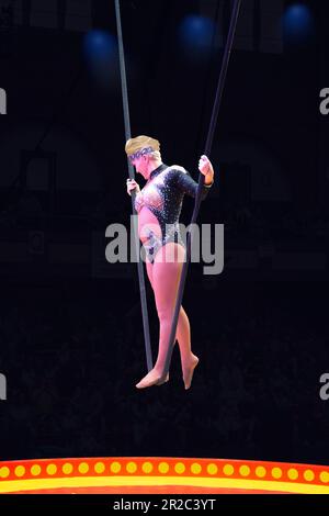 One Circus Performer Balance su un Tightrope a woo un pubblico Foto Stock