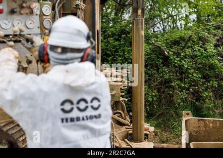 PRODUZIONE - 19 aprile 2023, Baden-Württemberg, Offenburg: Un dipendente di un'azienda di perforazione abbassa una testa di perforazione nel terreno per prelevare campioni di terreno. Quando la Deutsche Bahn costruisce un nuovo tunnel o interviene in altro modo sul terreno, estrae grandi quantità di materiale scavato dalla terra durante il processo, diversi milioni di tonnellate all'anno solo in Germania. Con una nuova idea di start-up, DB sta restituendo al ciclo economico le molte tonnellate di sabbia, ghiaia, argilla e pietra naturale e quindi vuole conservare le risorse: La startup aziendale Erdpool, che offre materie prime minerali da costruzione p Foto Stock