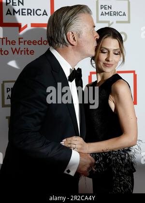 New York, Stati Uniti. 18th maggio, 2023. Alec Baldwin e sua moglie Hilaria Baldwin partecipano al 2023 PEN America Literary Gala all'American Museum of Natural History giovedì 18 maggio 2023 a New York City. Foto di Peter Foley/UPI Credit: UPI/Alamy Live News Foto Stock