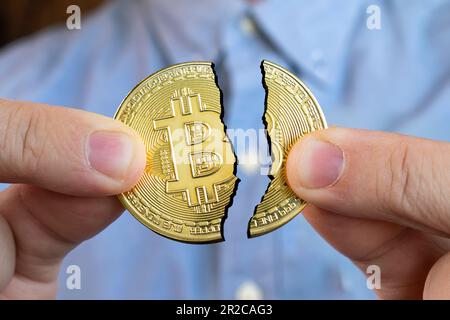 Criptovaluta digitale Bitcoin prezzo di perdita di valore completo caduta concetto di suddivisione. il basso tasso di cambio del bitcoin sulla borsa. Foto Stock