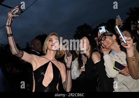 Milano, Italia. 17th maggio, 2023. LA Fotocall FERRAGNEZ LA SERIE S2 a Milano il 26 2023 febbraio. Chiara Ferragni e Fedez fanno selfie al pubblico (Photo by Laura VillaniSipa USA) Credit: Sipa USA/Alamy Live News Foto Stock